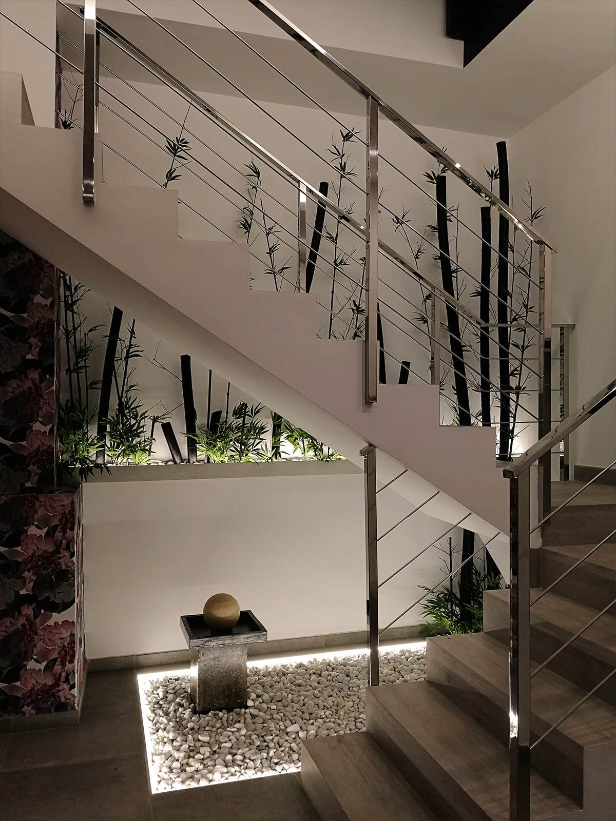 diseño-interiores-entrada-vivienda-escalera-bambu-JM-02_HIDROJARDIN-Bañeres