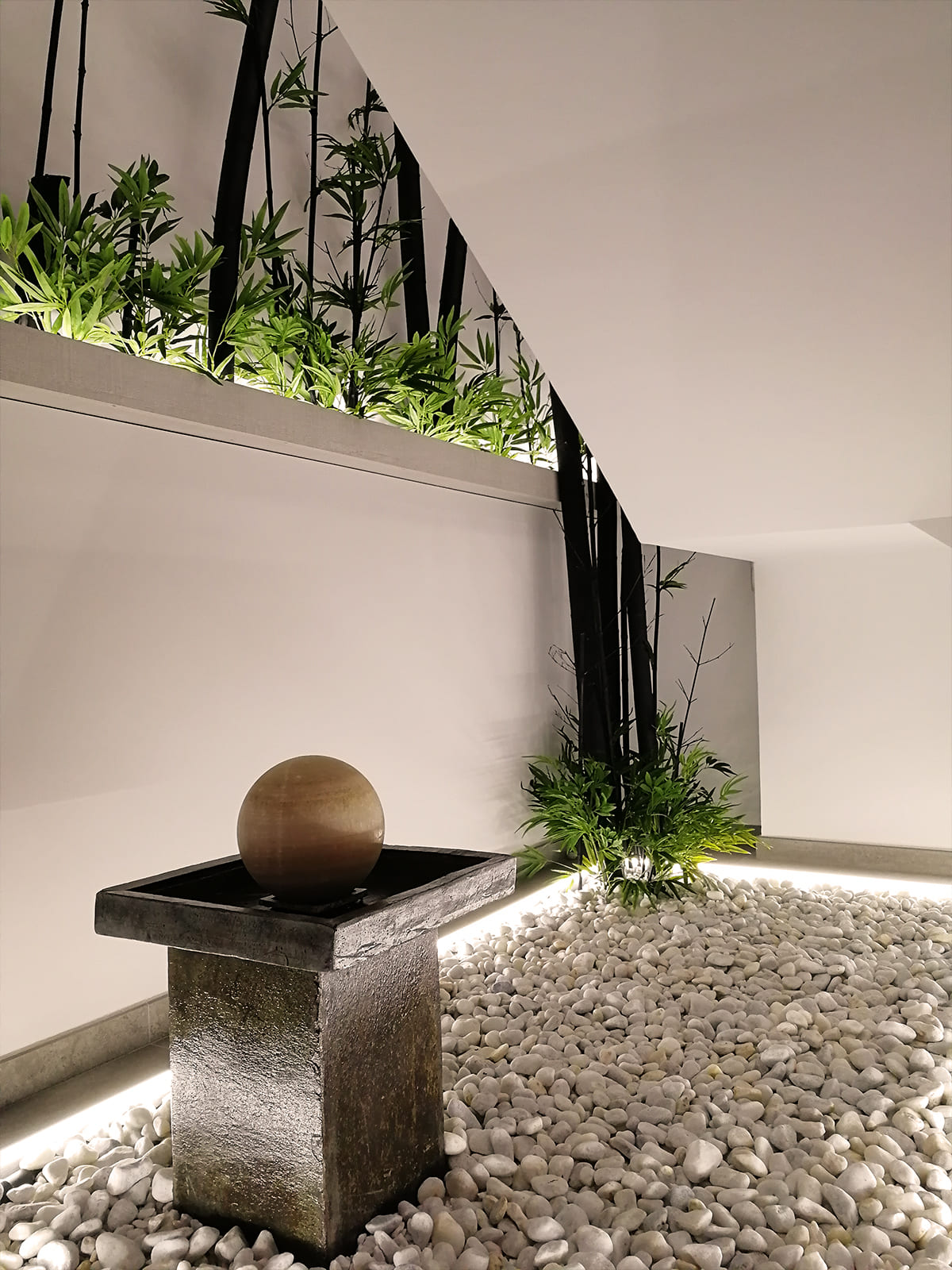 diseño-interiores-entrada-vivienda-escalera-bambu-JM-04_HIDROJARDIN-Bañeres