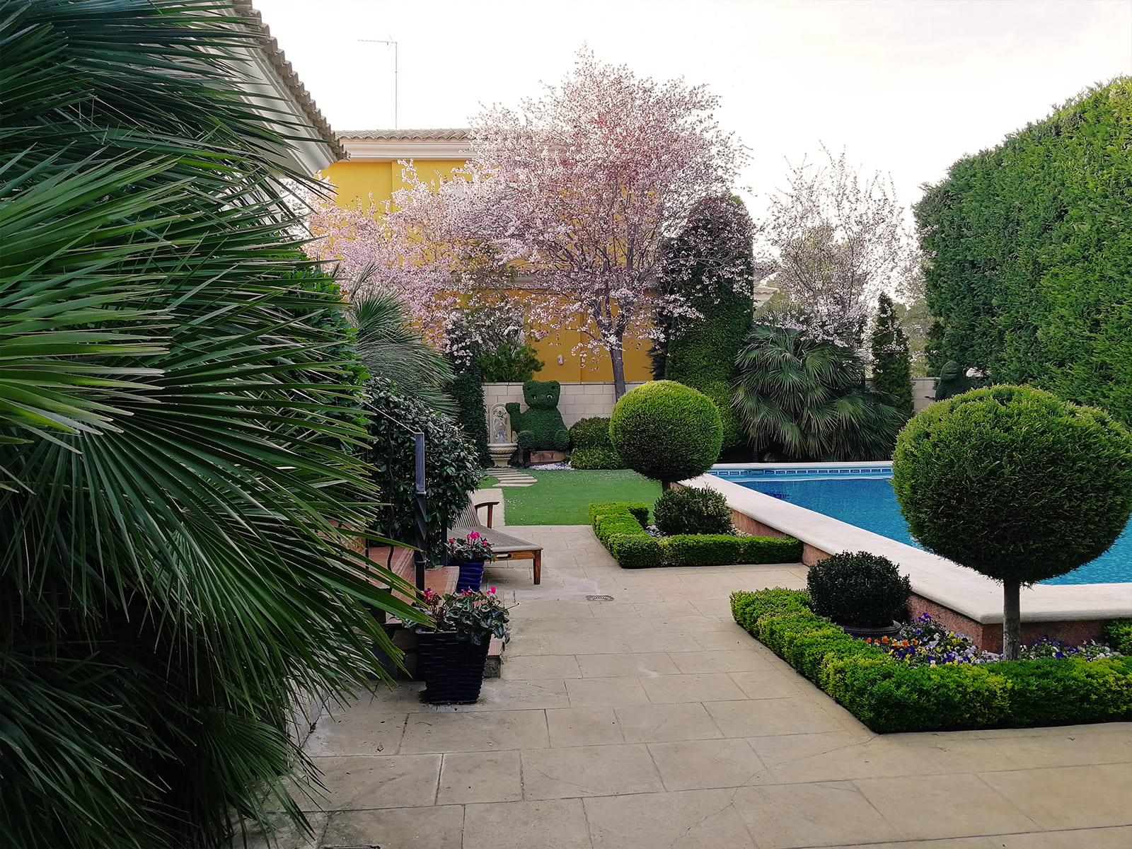 diseño-jardines-jardin-piscina-IN-02_HIDROJARDIN-Bañeres