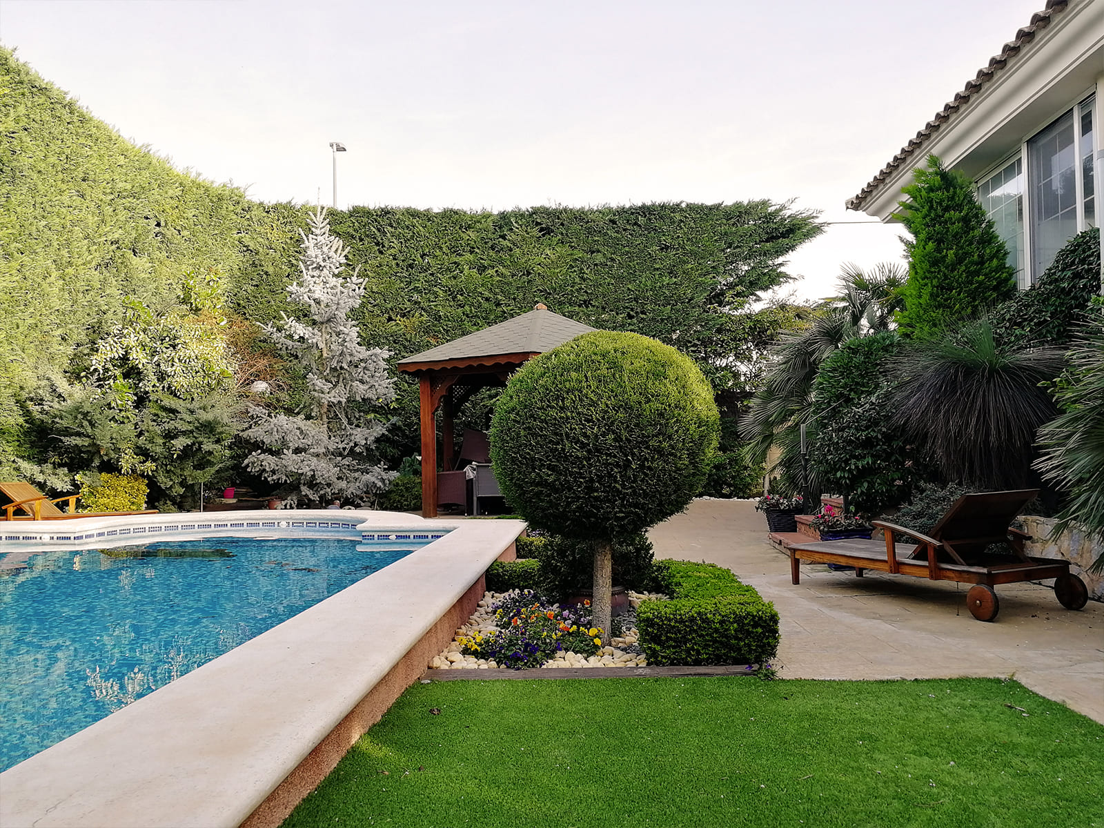 diseño-jardines-jardin-piscina-IN-03_HIDROJARDIN-Bañeres